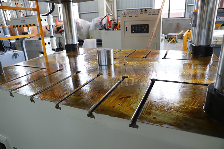 500噸液壓機帶頂出(chu)缸