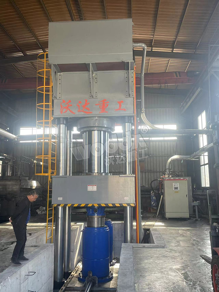 2000噸石墨(mo)坩埚成型液壓機(jī)