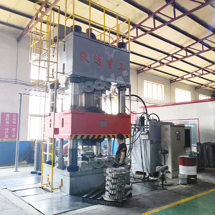 2000噸汽車離(li)合器殼體拉伸液(yè)壓機現場