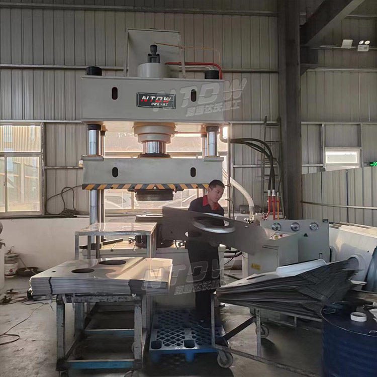 315噸燃(ran)氣罩外(wài)殼拉伸(shēn)四柱液(ye)壓機