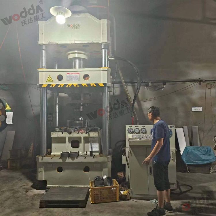 315噸(dūn)上置液(ye)壓墊拉(lā)伸液壓(ya)機