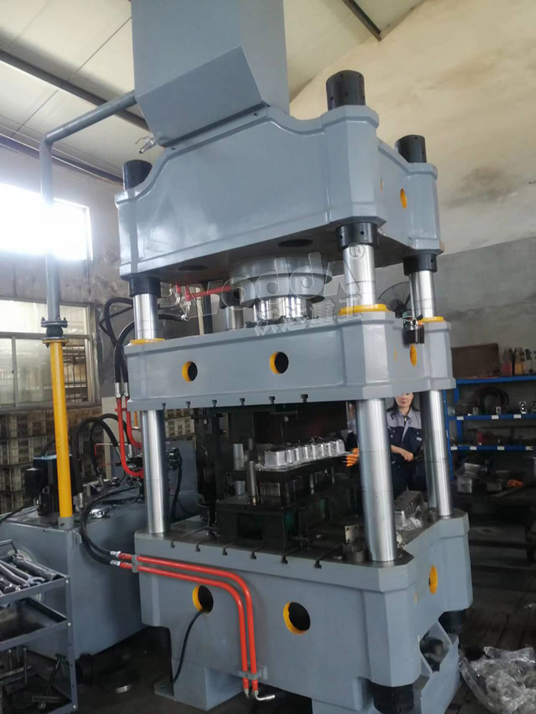 315噸四(si)柱液壓(yā)機拉伸(shen)柴油機(jī)護蓋