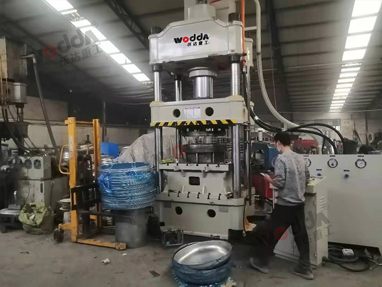 315噸(dun)汽車水箱拉(la)伸液壓機