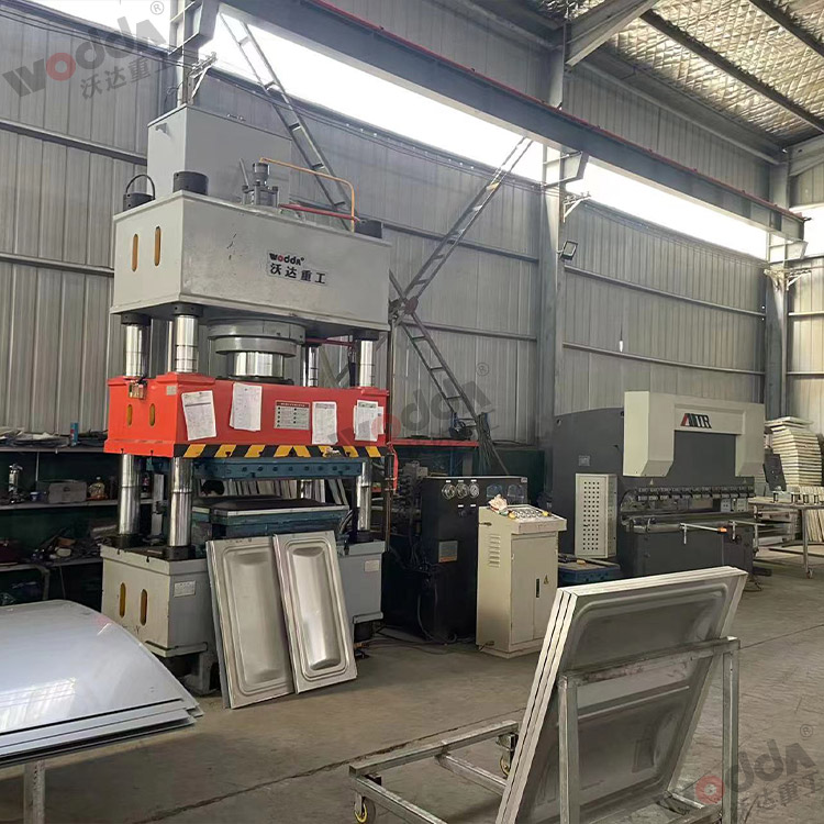 400噸不鏽鋼水(shui)箱闆液壓機