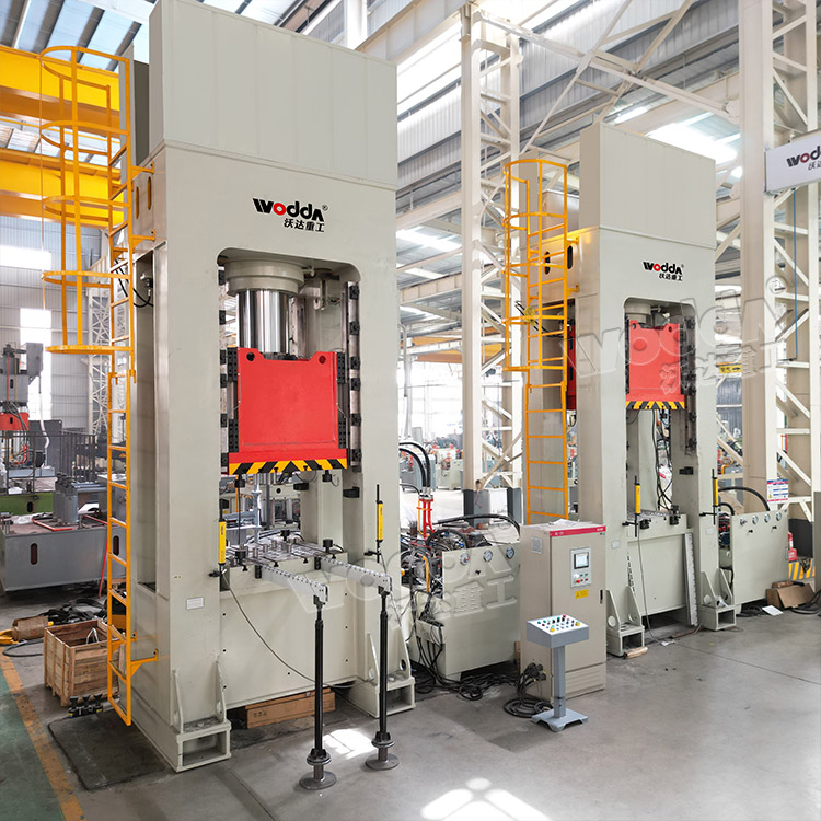 630噸(dūn)框架式(shi)薄闆拉(lā)伸液壓(yā)機帶夾(jiá)模器