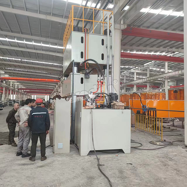 1000噸四柱液壓(ya)機側面