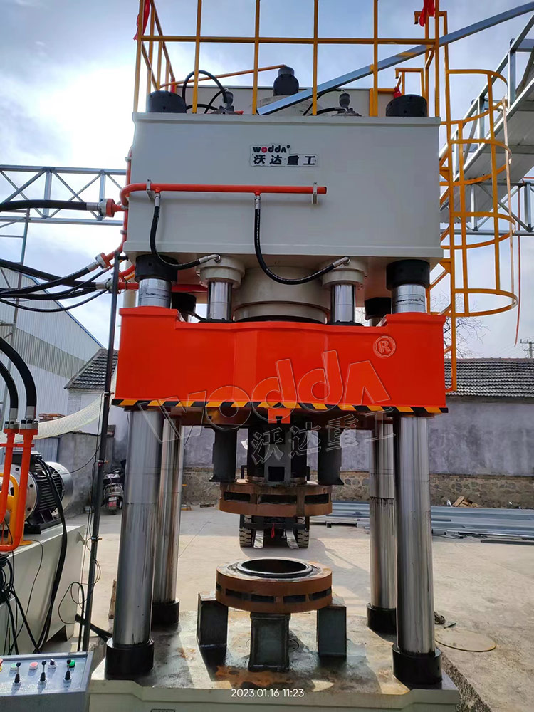 800噸封頭拉(lā)伸液壓機客(kè)戶現場