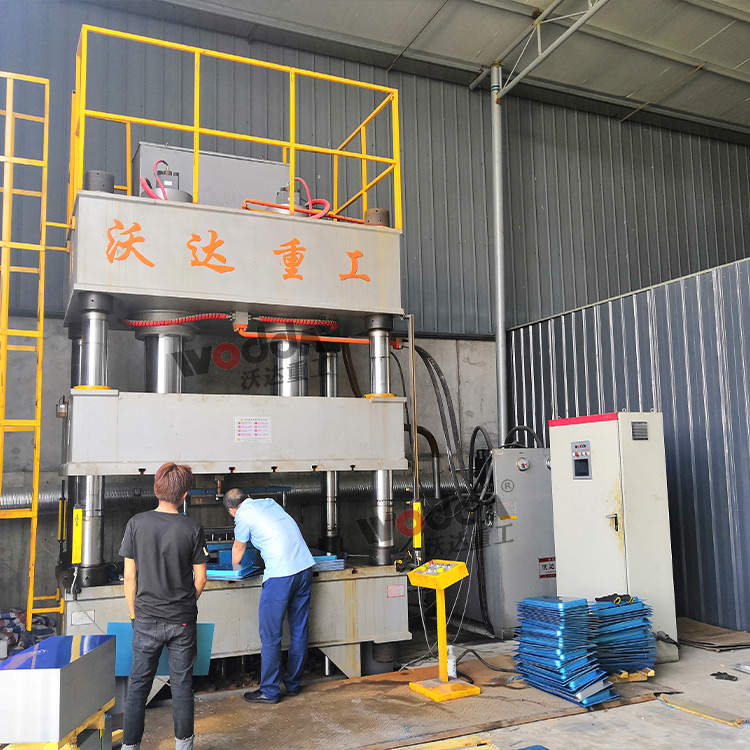 500噸不鏽(xiù)鋼托盤(pan)拉伸機(ji)