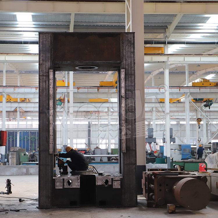 315噸(dun)框架壓力機車間(jian)加工現場