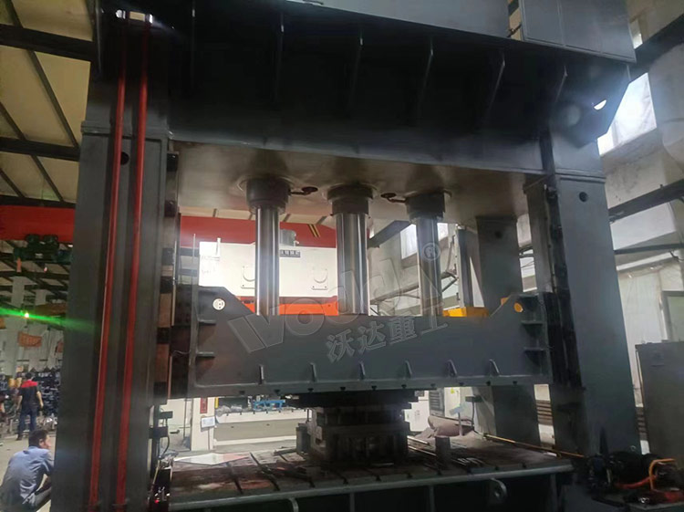 630噸帶液壓(yā)墊框架式液壓(ya)機