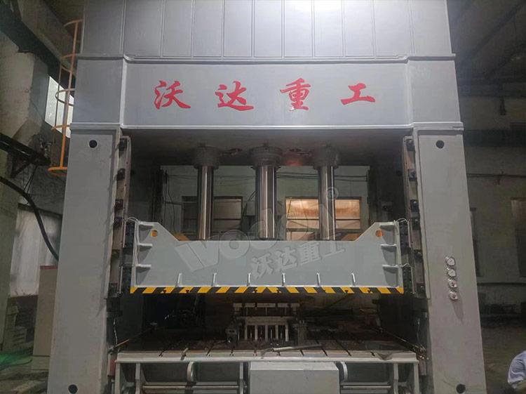 630噸(dun)框架式(shi)液壓機(jī)客戶現(xian)場