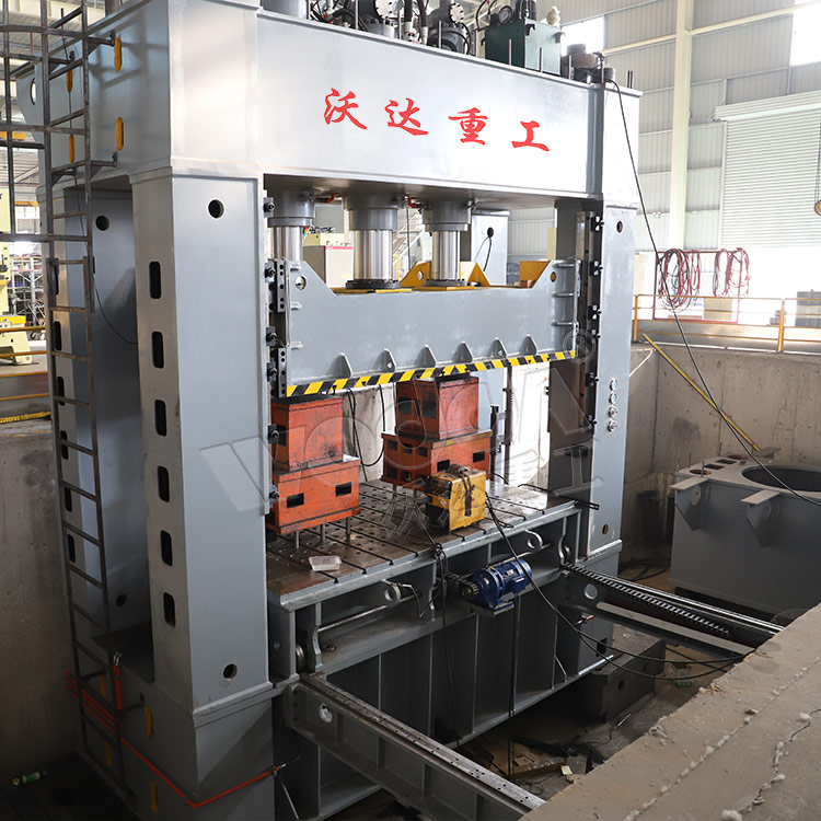 630噸框(kuàng)架式液(ye)壓機車(che)間實拍(pāi)圖