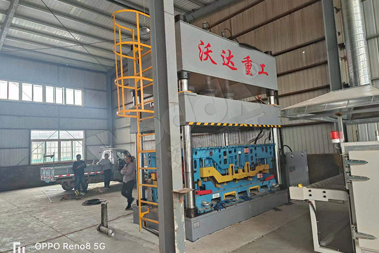 315噸汽車内(nèi)飾件液壓機客戶(hù)現場