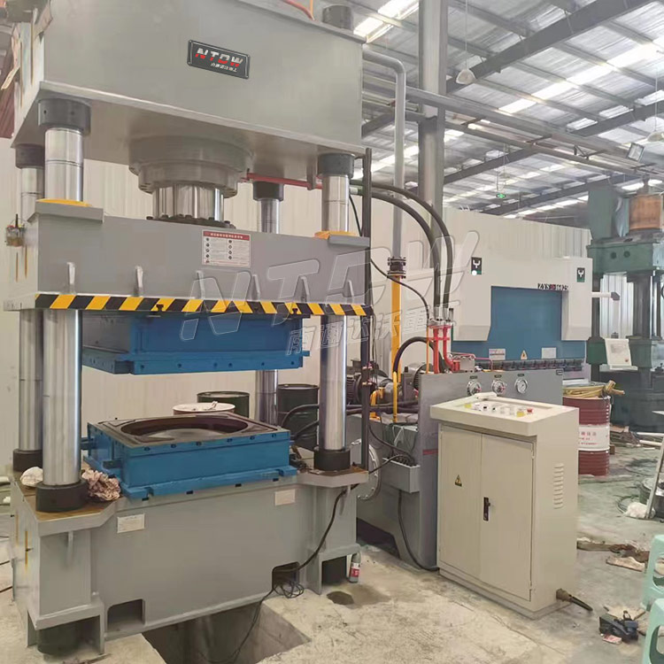 400噸四柱液(yè)壓機拉伸(shen)不鏽鋼水(shuǐ)箱闆現場(chǎng)