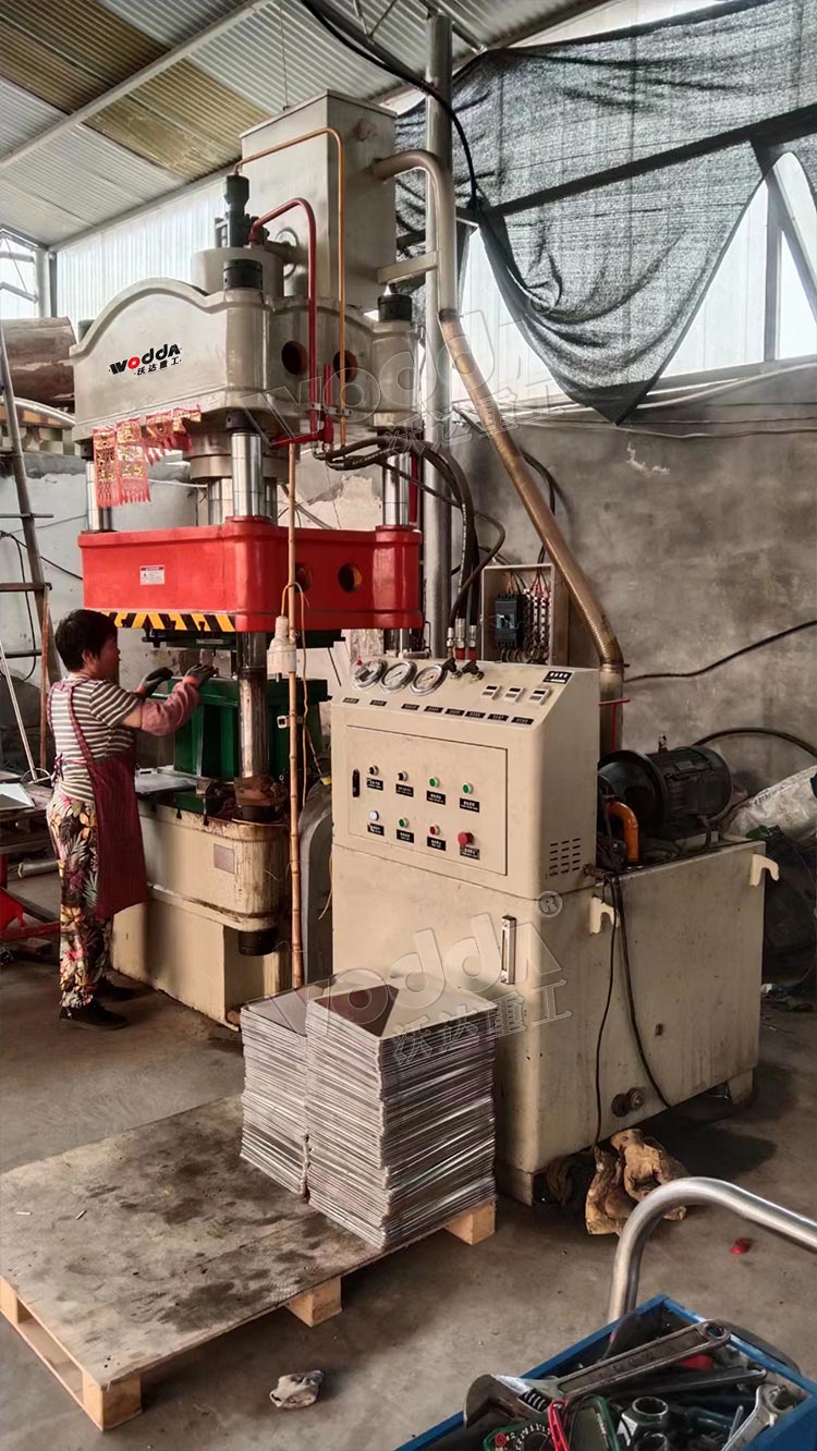 200噸不鏽鋼制品拉(lā)伸液壓機客戶現(xian)場