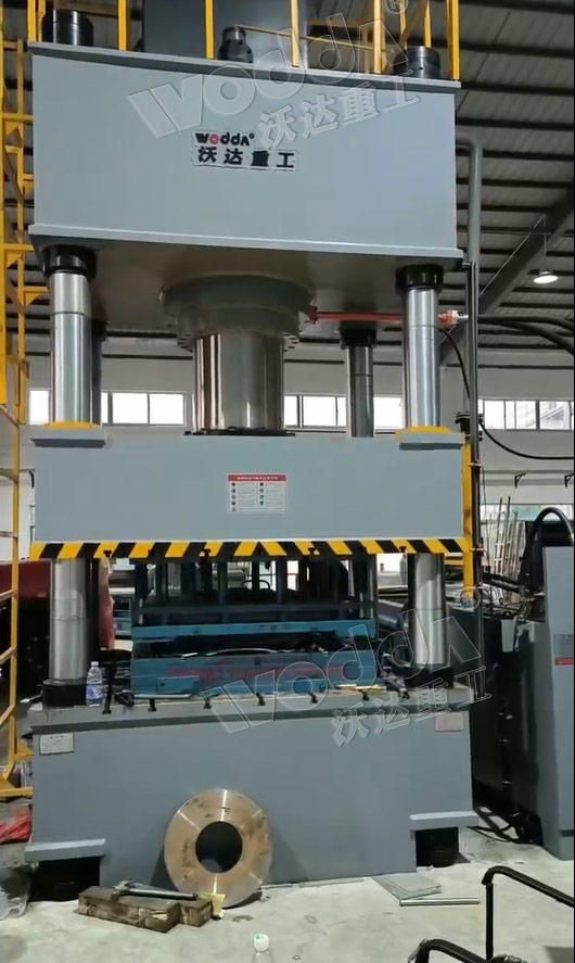 630噸不鏽(xiu)鋼水箱闆(pan)拉伸機