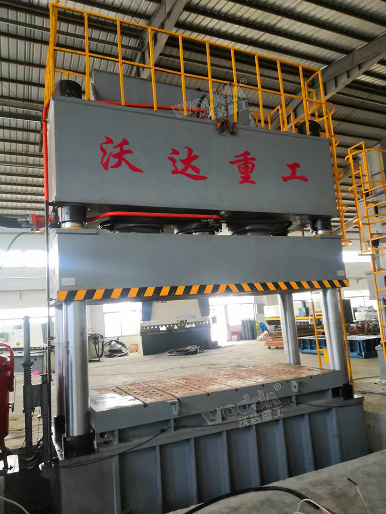 1250噸(dūn)四柱液壓(ya)機拉伸不(bu)鏽鋼水箱(xiāng)闆