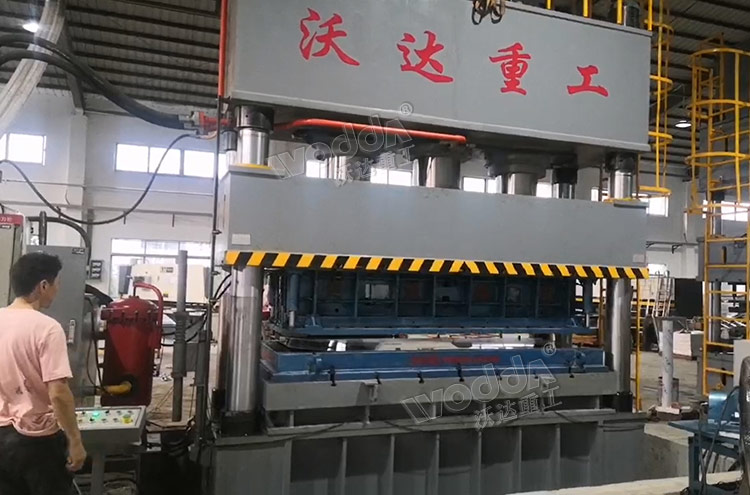 1250噸不(bú)鏽鋼水箱(xiang)闆拉伸機(jī)客戶現場(chang)