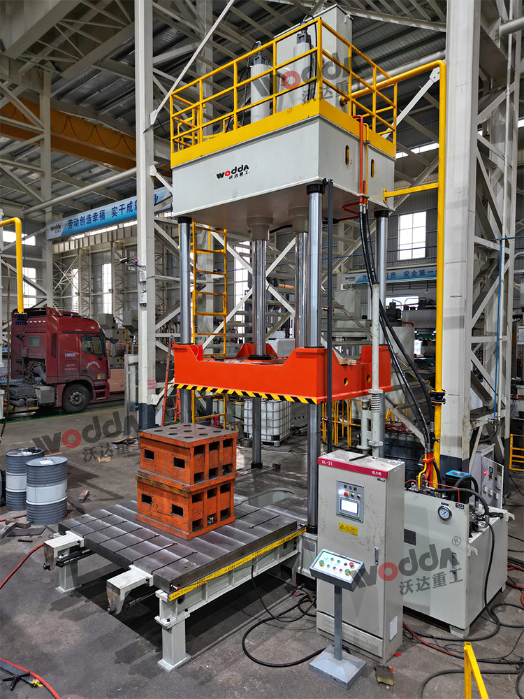 200噸(dun)四柱液(yè)壓機