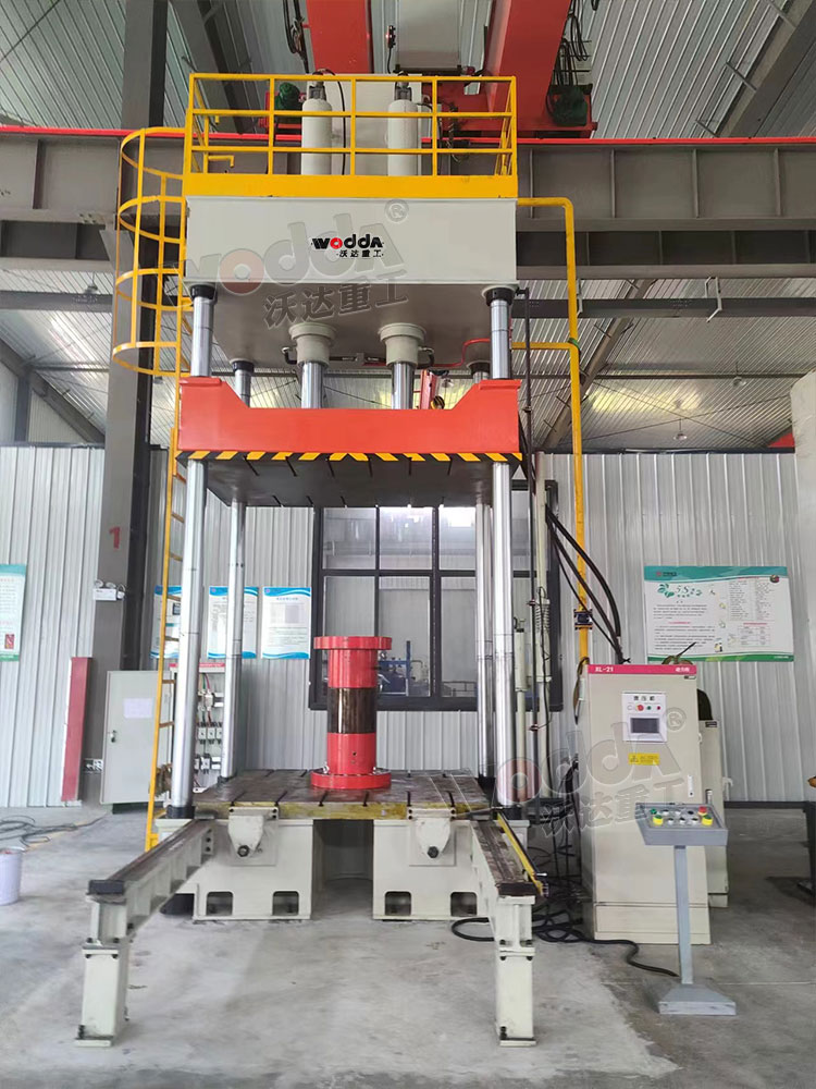 200噸四柱液壓機帶(dai)移動工作台客戶(hu)現場