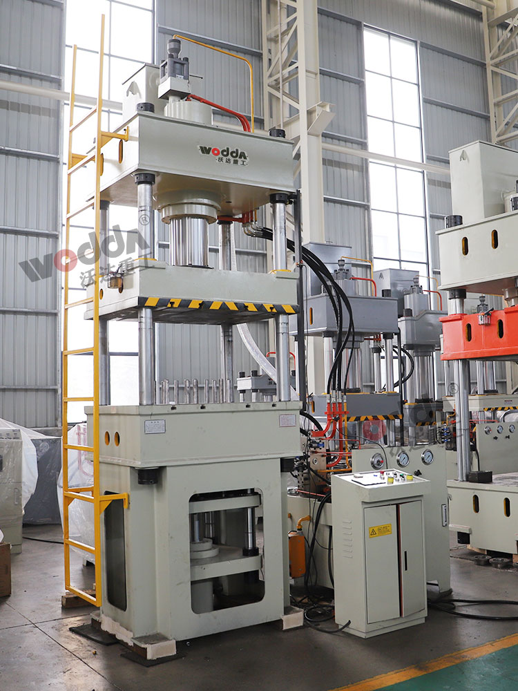 200噸(dun)四柱液(yè)壓機帶(dài)液壓墊(niàn)