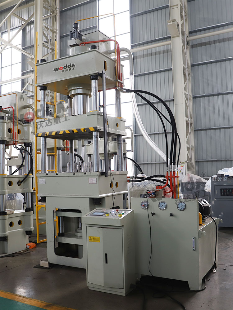 200噸(dūn)四柱液(ye)壓機車(chē)間展示(shi)