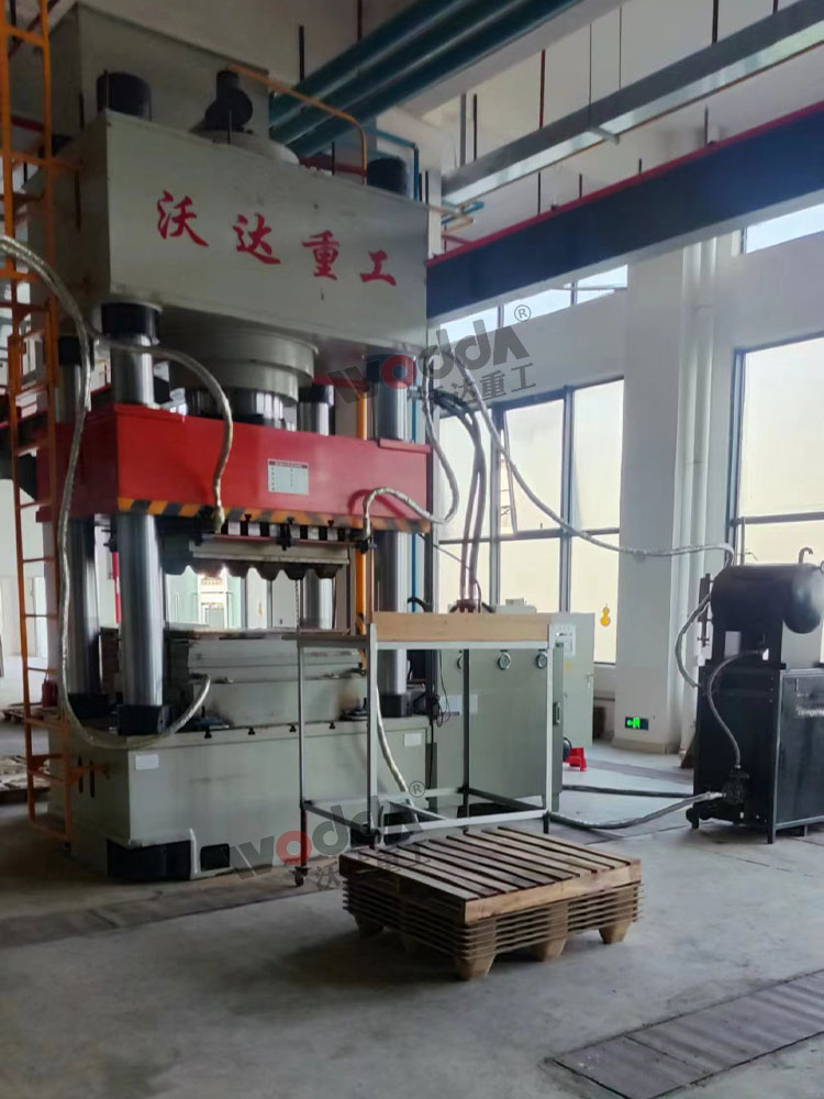 1000噸木屑托(tuō)盤液壓機(ji)客戶現場(chang)