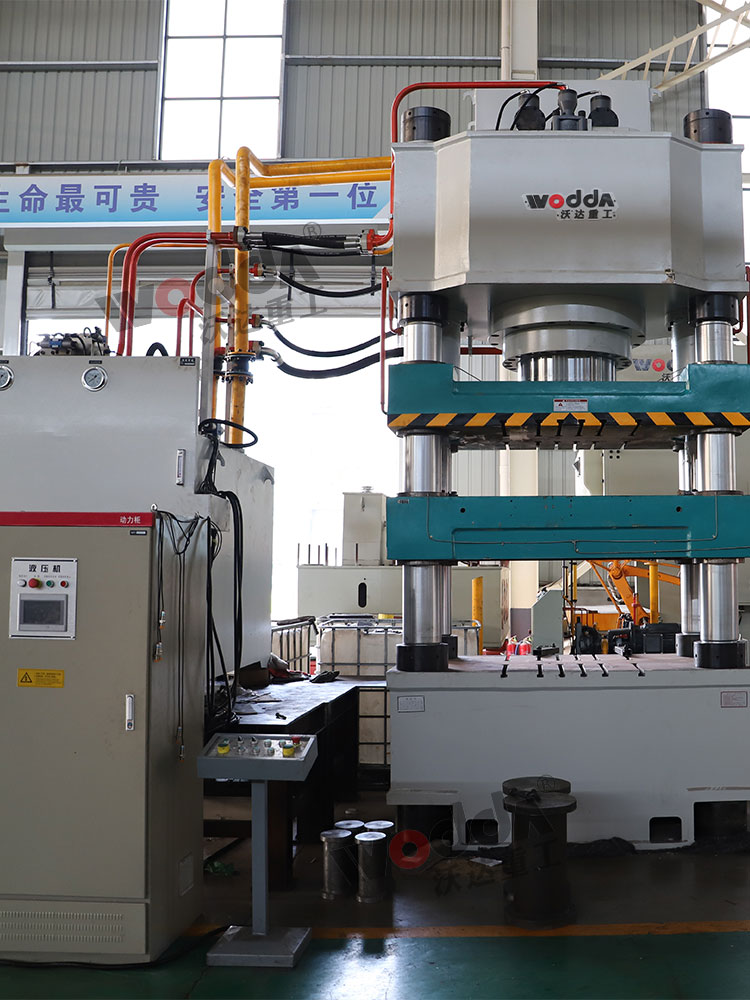 800噸牛羊(yang)舔磚液壓(ya)機車間實(shí)拍圖