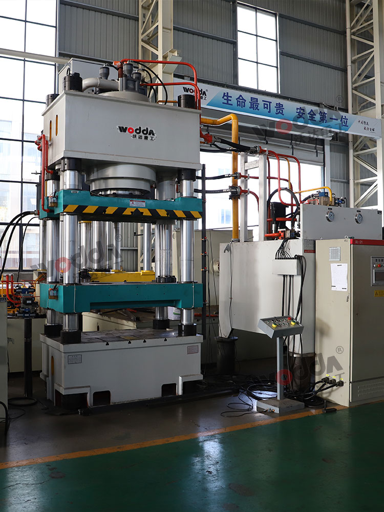 630噸(dūn)四梁四(si)柱液壓(yā)機