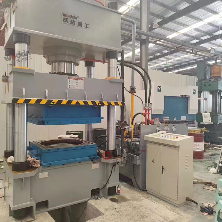 不(bú)鏽鋼水(shuǐ)箱闆拉(lā)伸成型(xing)液壓機(jī)試壓