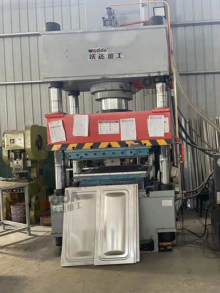 400噸巧克(ke)力水箱(xiang)闆拉伸(shen)機