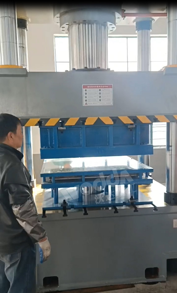 500噸(dūn)液壓機(jī)拉伸米(mi)字形不(bú)鏽鋼水(shui)箱闆