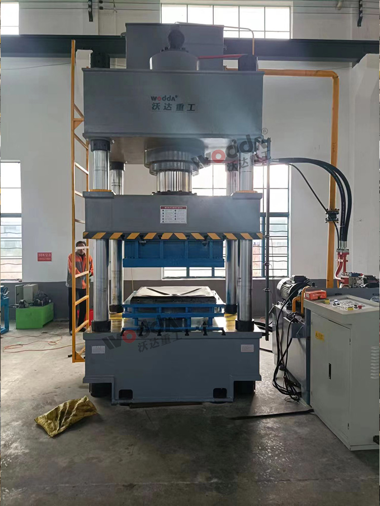 500噸不鏽鋼米字(zi)形水箱闆拉伸機(ji)