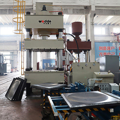 500噸(dūn)不鏽鋼水箱液(yè)壓機