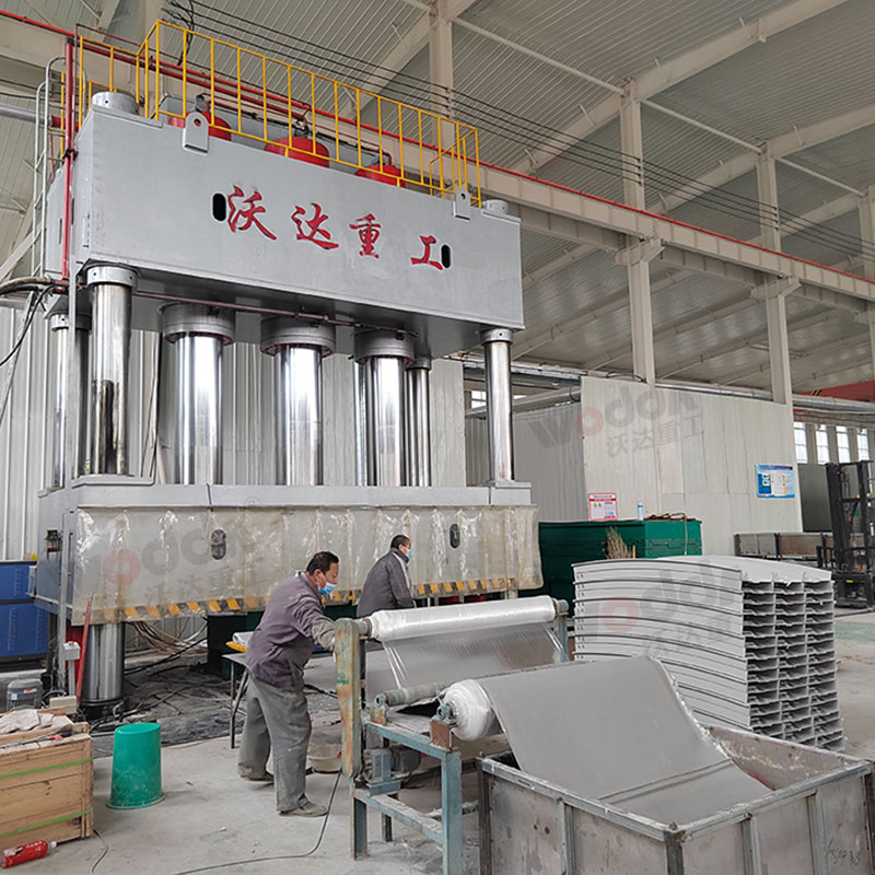 2000噸SMC玻(bo)璃鋼電纜橋架(jià)成型液壓機