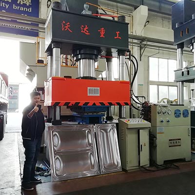 不(bu)鏽鋼水箱闆拉(la)伸液壓機_400噸拉(la)伸機