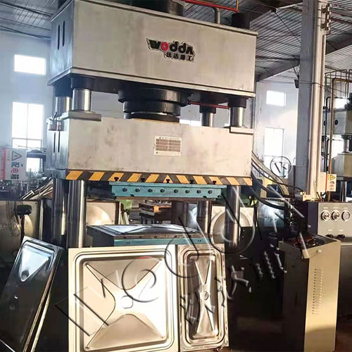 不(bú)鏽鋼水箱拉(la)伸機_400噸三梁(liang)四柱液壓機(jī)