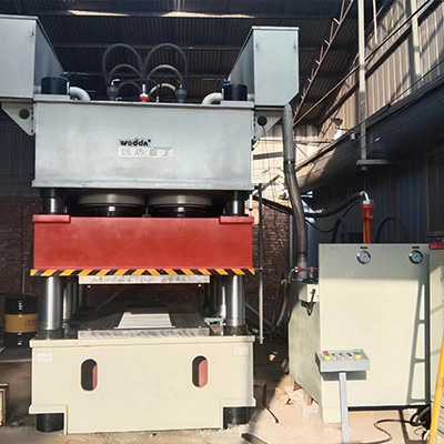 3000噸鋼木(mu)門壓花機