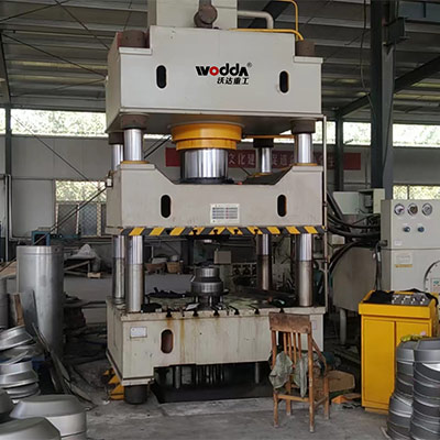 500噸不(bu)鏽鋼封(feng)頭拉伸(shēn)液壓機(ji)